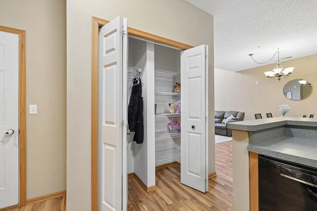 Building Photo - Quiet 2 bedroom with study area.