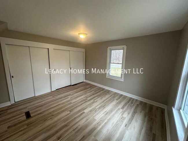 Building Photo - 962 Lakeview Dr