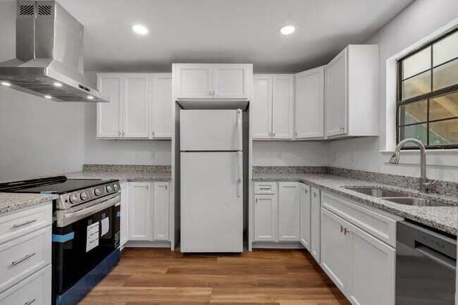 Building Photo - Fully Renovated 2-Bed, 2-Bath Apartment