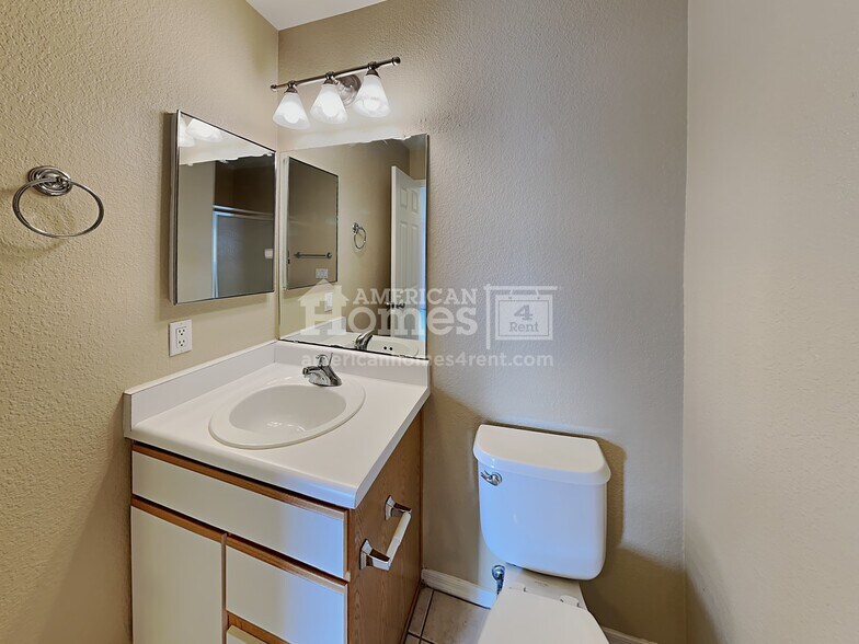 Building Photo - 9050 E Glenmont Dr