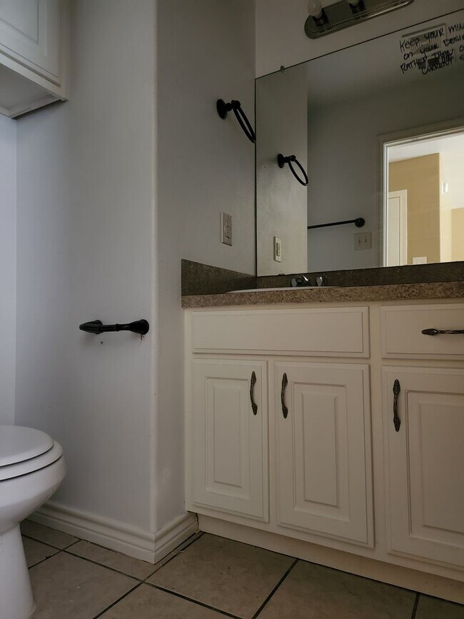 Building Photo - 3 bedroom 2 bath brick home