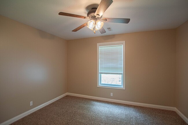 Building Photo - Pet Friendly Four Bedroom!