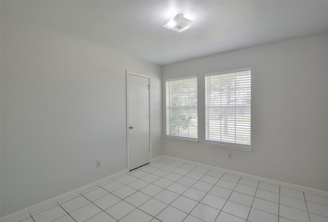 Building Photo - 2311 Old Oak Ln