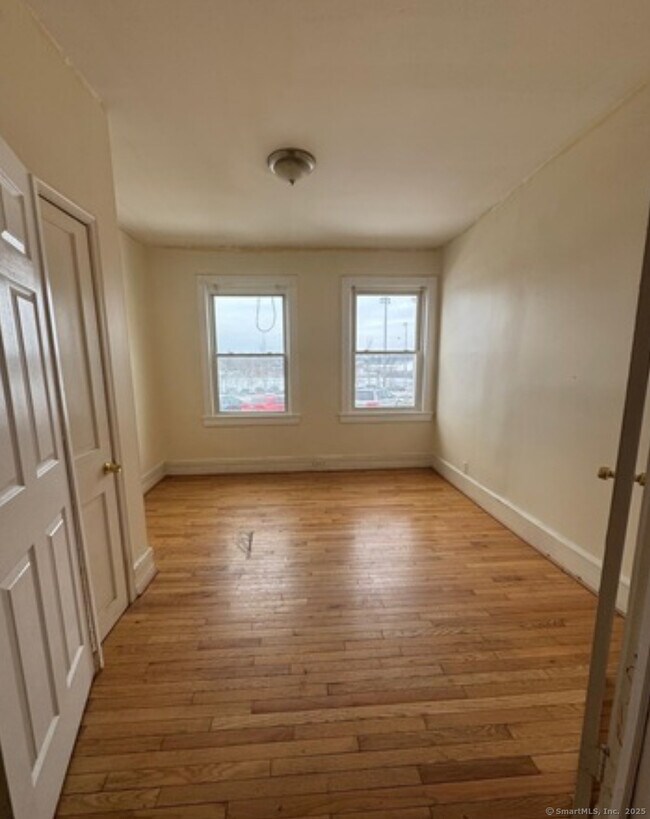 Primary Photo - 398 Bond St