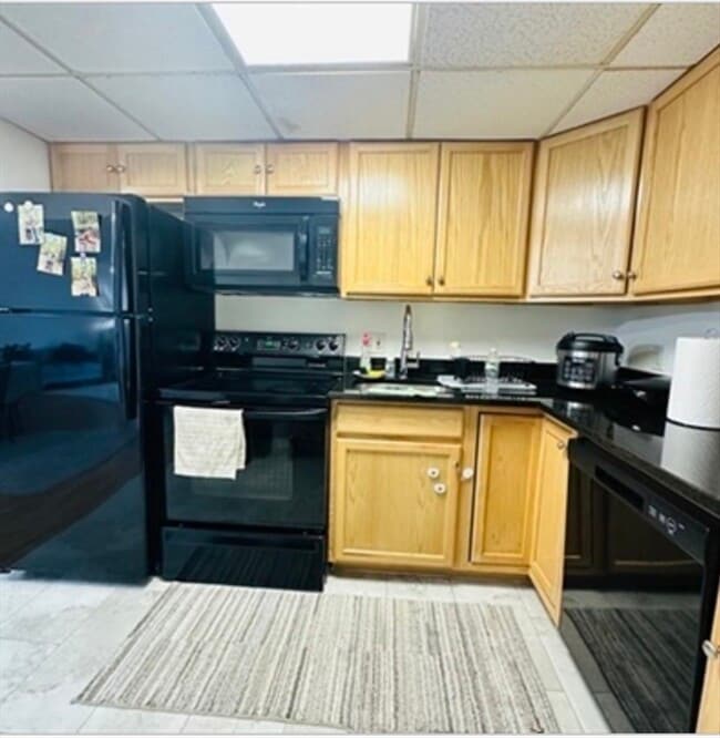 Building Photo - 8 Shadowbrook Ln