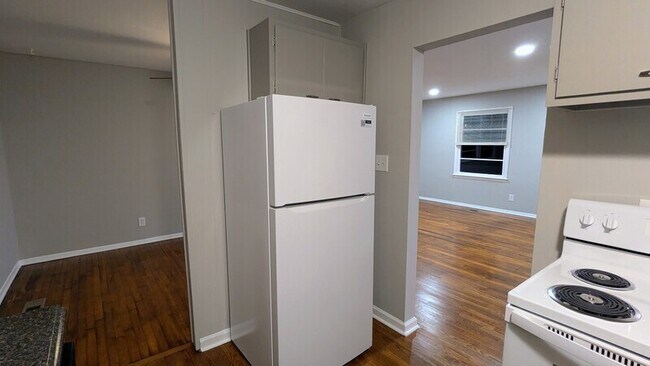 Building Photo - 3100 Highland Dr SE