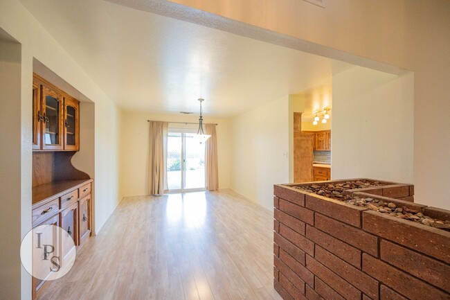 Building Photo - Fresno Westside Home, 3BR/3BA, Country Liv...