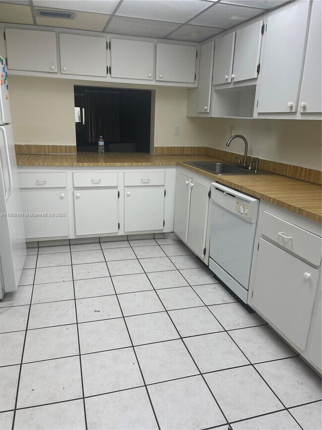 Building Photo - 6548 Racquet Club Dr
