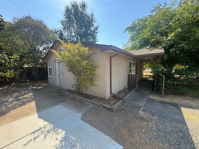 Building Photo - Small Single Family Home | 2 bed 1 bath | ...