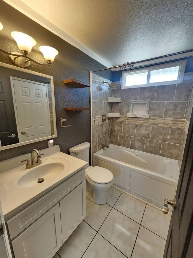 Building Photo - MUST SEE!!! Move in Ready! 3 Bedroom Home