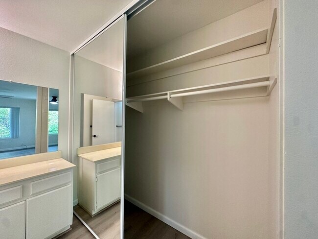 Building Photo - Indulge in coastal living in this beautiful 2bd 1ba Condo located in La Jolla area close to UCSD!