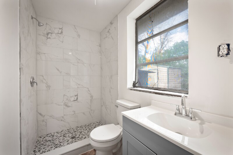 Building Photo - 1025 W 25th St