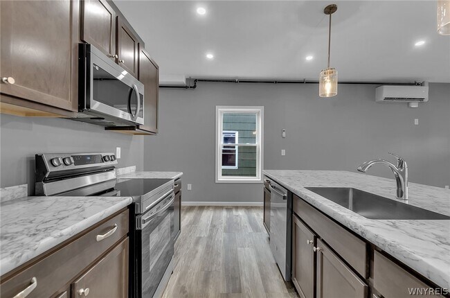 Building Photo - 140 Seymour St