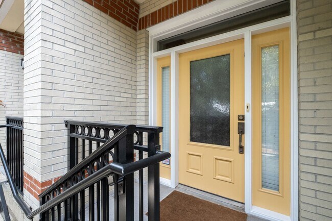 Building Photo - Exclusive Townhome with garage - Regents Park