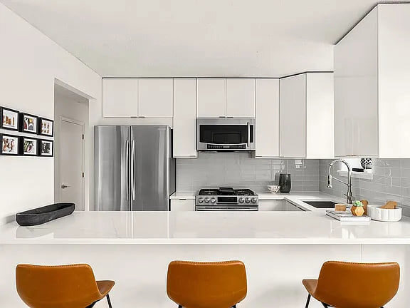 Building Photo - 6 Renaissance Ct