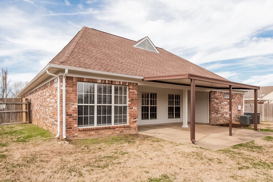 Building Photo - 6300 Sandbourne W