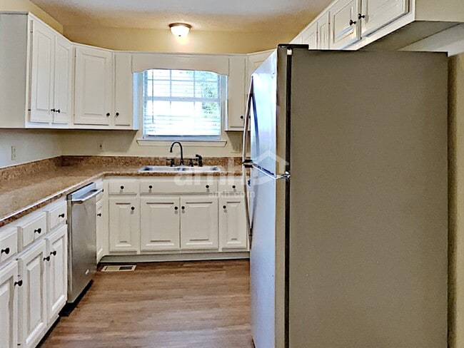 Building Photo - 205 Apache Trail