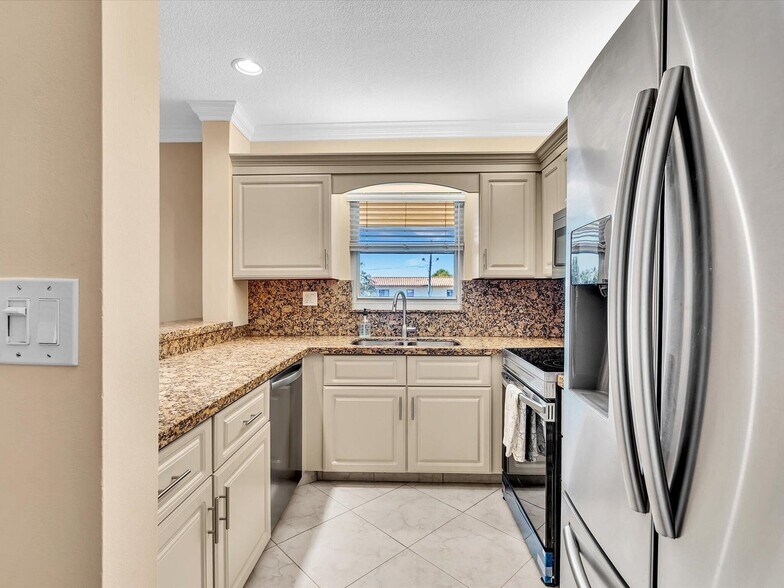 Building Photo - 333 SE 20th Ave