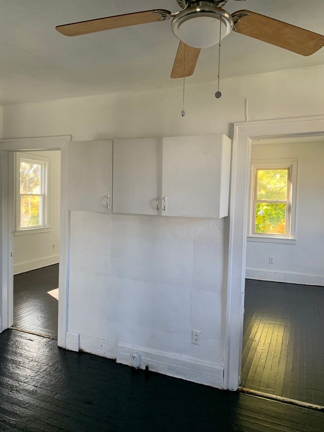 Building Photo - Two Bedroom Garage Apartment