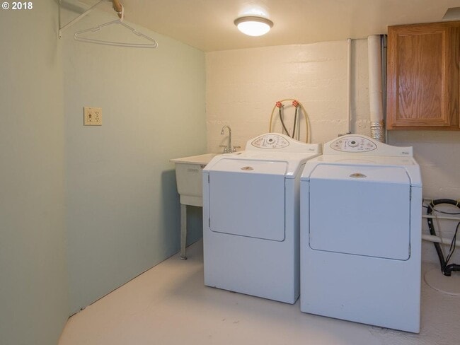 Building Photo - 6400 SW Vermont St