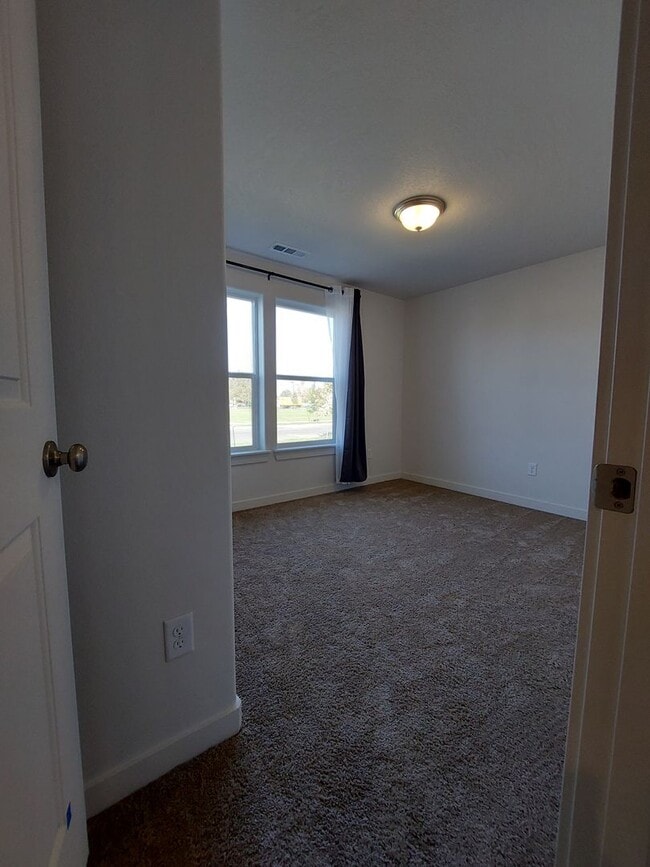 Building Photo - 3 bed 2 bath house