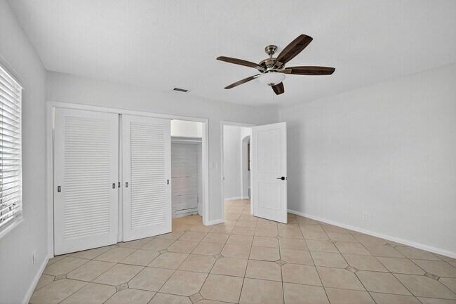 Building Photo - 5009 Spruce Ave