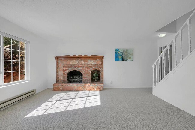 Building Photo - Beautiful 3 Bed Home Perched on a Mountain Side!!