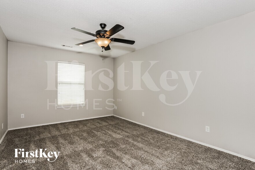 Building Photo - 621 Stellaway Dr