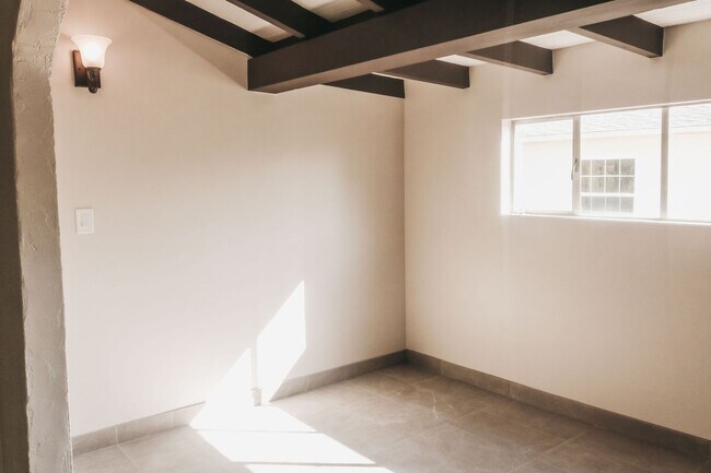 Building Photo - Belmont Shores Beachside Living – 3 Bed / 2 Bath