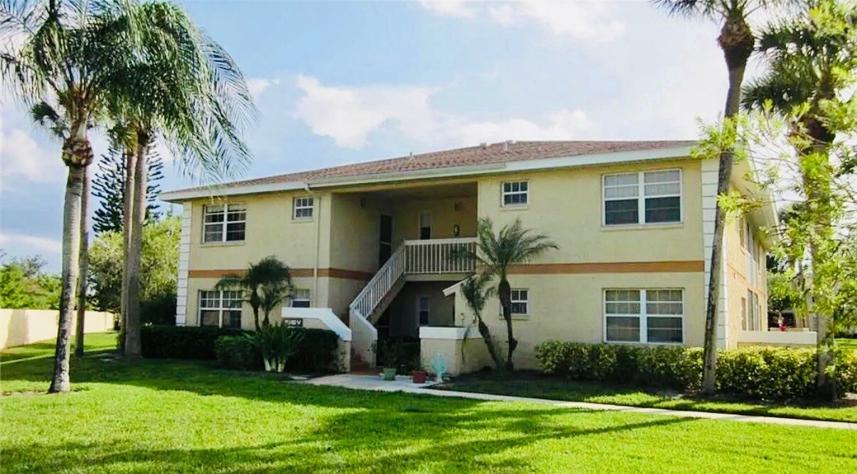 Building Photo - 1566 SE Royal Green Cir