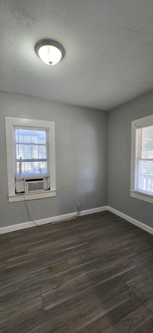 Building Photo - Beautiful 2 bedroom 1 bath Tampa bungalow
