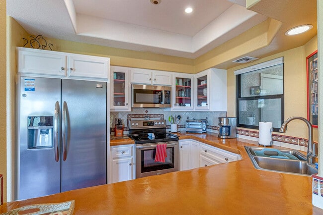 Building Photo - 6655 N Canyon Crest Dr