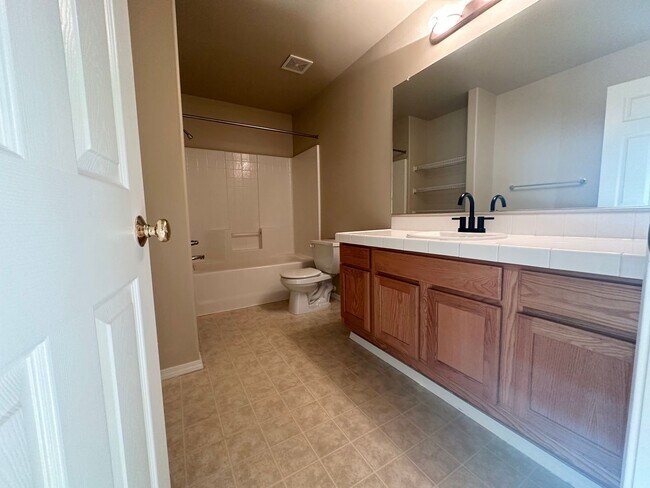 Building Photo - Beautiful 3 Bedroom Townhouse in West Linn!