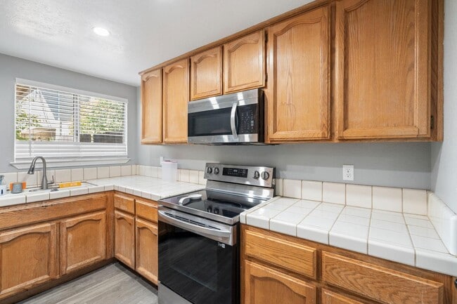 Building Photo - 9049 Laguna Springs Way