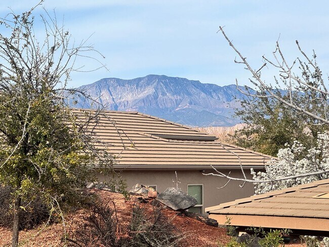 Building Photo - Short Term Fully Furnished Rental! Available May 1st - October 31st!