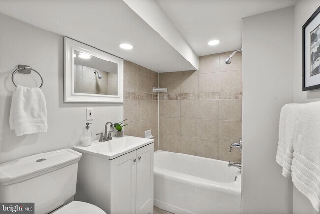 Building Photo - 518 N Lakewood Ave