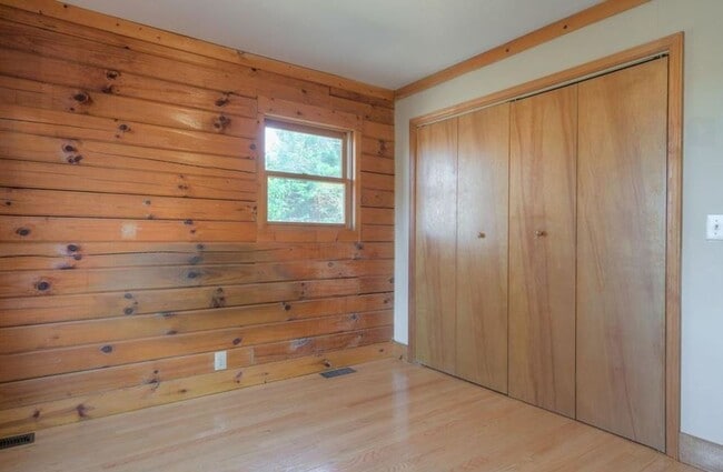 Building Photo - 550 Colhoun| Move In Ready!