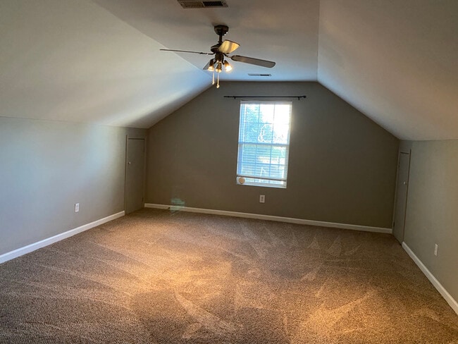 Building Photo - Ridge Crest subdivision home with fenced y...
