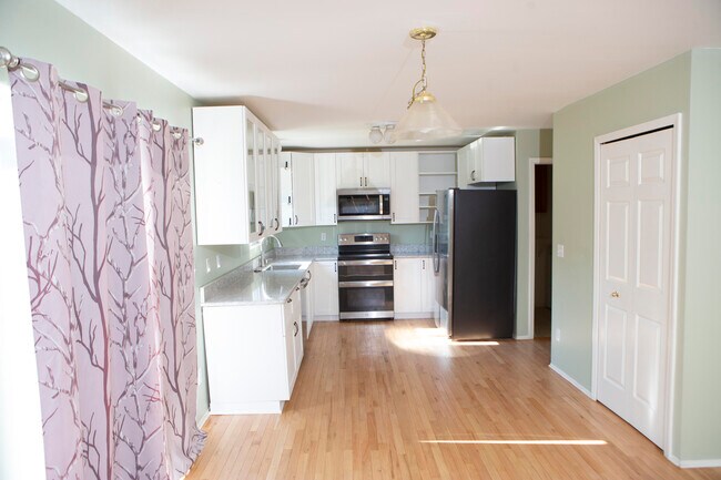 Building Photo - 38286 Brook Dr