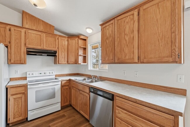 Building Photo - 313 S Nectarine St