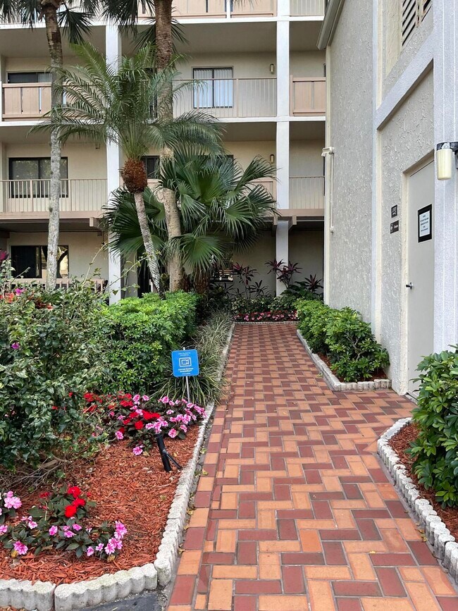 Building Photo - 14475 Strathmore Ln