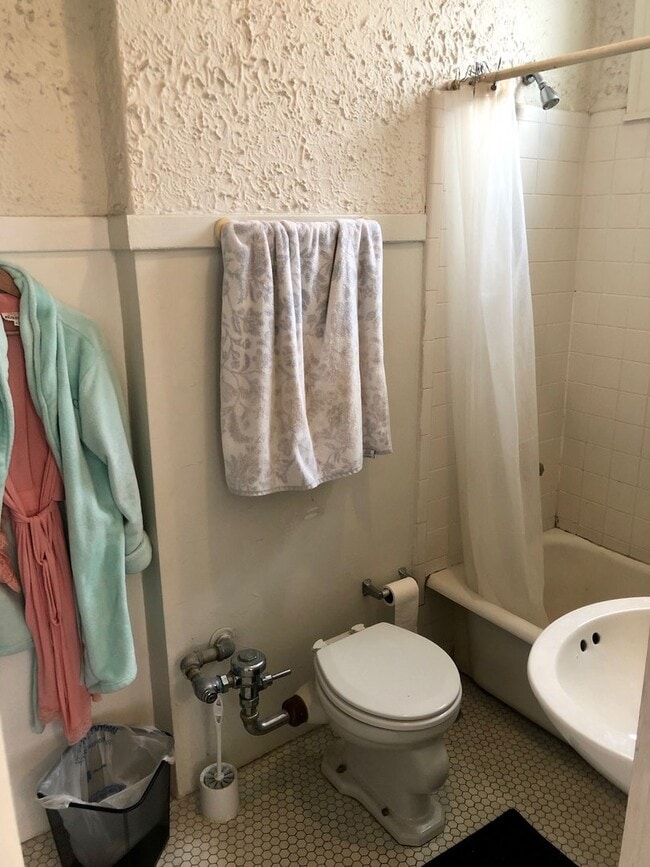 Building Photo - Great 1BD/1BA on Mardi Gras parade route