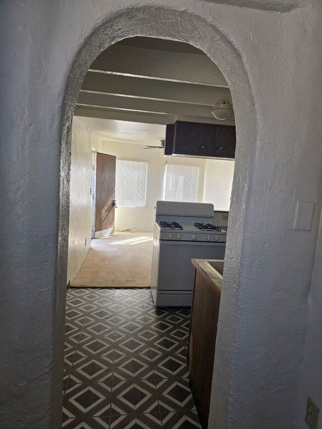 Building Photo - One Bedroom Central!