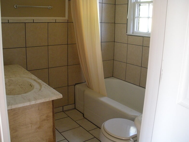 Building Photo - 12 Farmer Rd NW