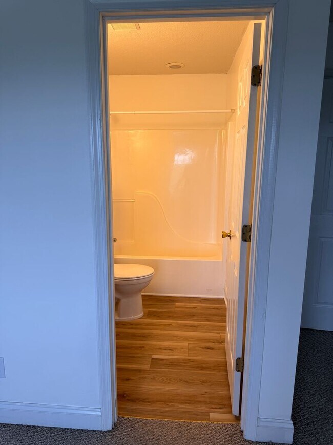 Building Photo - 3 Bedroom || 2 Full Bathroom & 2 Half Bathroom Townhome