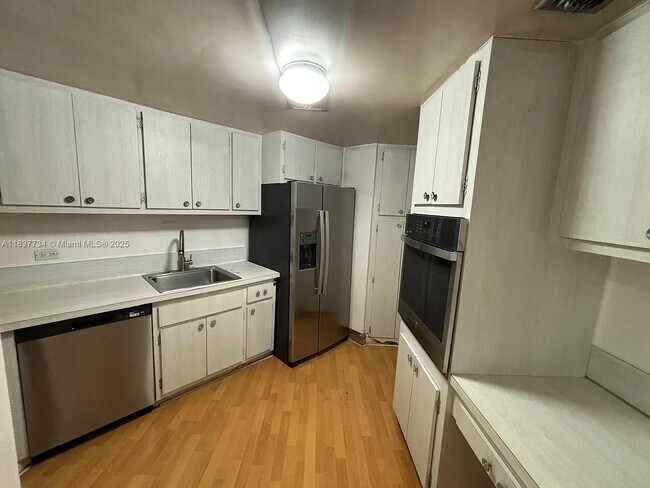 Building Photo - 825 Brickell Bay Dr