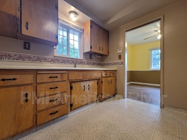 Building Photo - 625 Elizabeth St