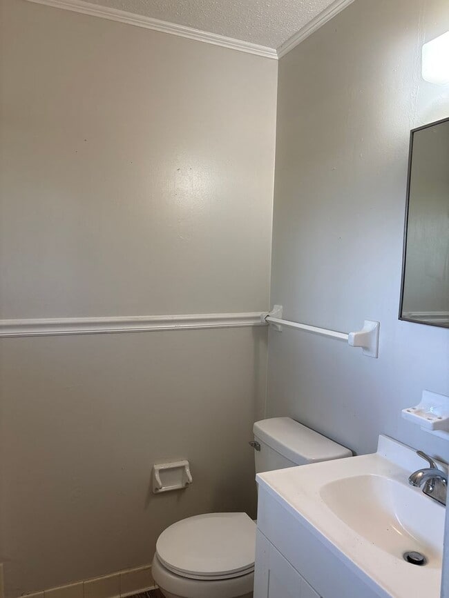 Building Photo - 4037 Piedmont Dr