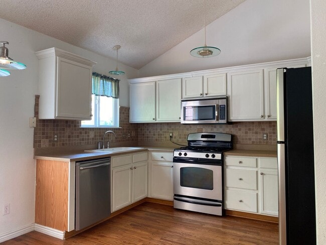 Building Photo - Wonderfully updated and maintained 3 bedro...