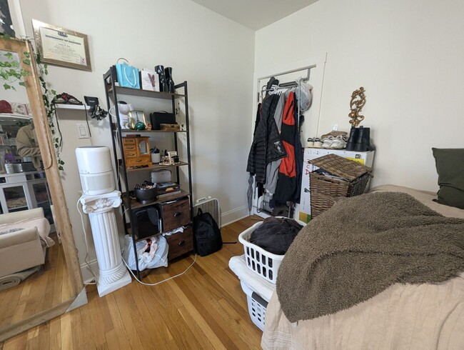 Building Photo - Fully Renovated Studio in Albany Park! Gre...